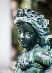 Statue of a bronze little boy