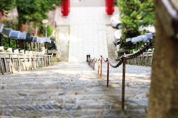 神社から鳥居を見下ろす階段