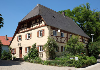 Fototapeta na wymiar Historisches Gasthaus in Sulzbürg