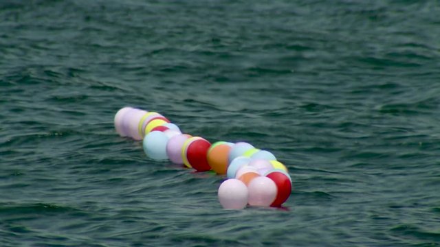 Ballons auf Wasser