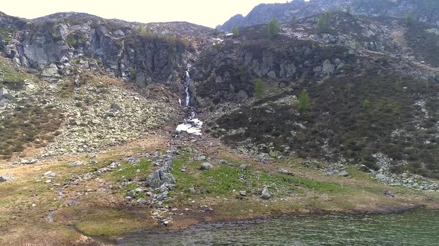 Aerial 4K - Sorgente con cascata in alta montagna