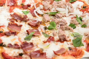 Pizza bigusto con tonno e pancetta