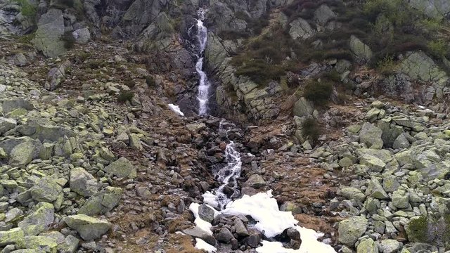 Aerial 4K - Sorgente con cascata in alta montagna