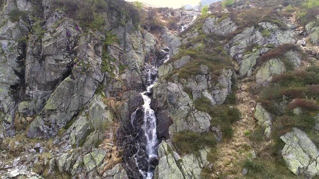 Aerial 4K - Sorgente con cascata in alta montagna