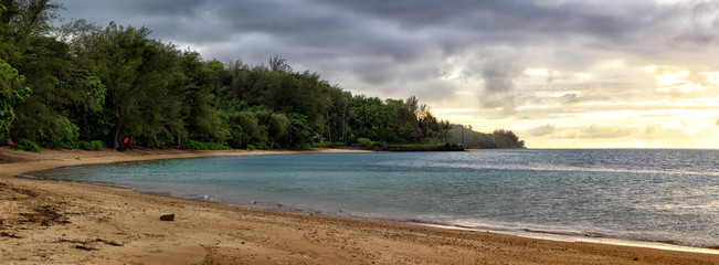Abendstimmung am Strand von Anini Beach an der Nordküste von Kauai, Hawaii, USA.
