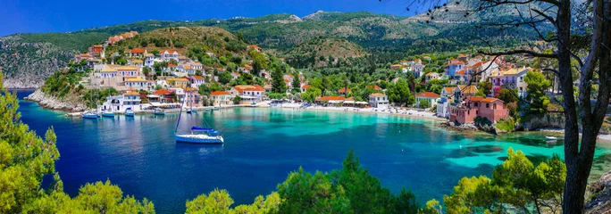 Poster kleurrijke Griekenland-serie - kleurrijke Assos met prachtige baai. Kefalonia eiland © Freesurf