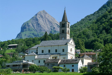 Fototapeta na wymiar Church at the village of Aquila on the Swiss alps