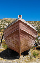 Fototapeta na wymiar Antikes Boot in alter Bauweise in Pythagorion auf der Insel Samos
