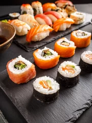 Selbstklebende Fototapeten Japanisches leckeres Sushi-Set © Grafvision