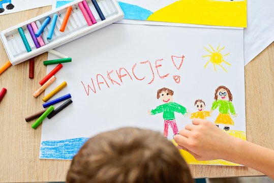 Wakacje obrazek namalowany pastelami przedstawiający szczęśliwą rodzinę na plaży