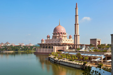 Fototapeta na wymiar Masjid Putra Mosque in Putrajaya, Malaysia