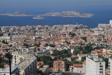 Blick über Marseille zu den Frioul Inseln