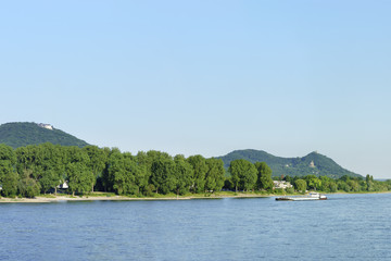 Siebengebirge vom Bonner Rheinufer aus gesehen. 