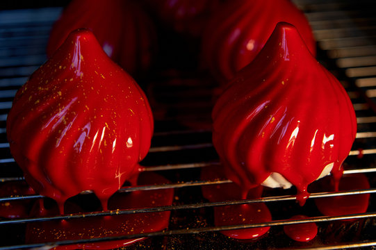 Fire berry cake, A delicate cream mousse, covered with incredibly shiny mirror-like glaze on the condensed milk, hides inside serdtsevinka of lemon jelly and ganache is incredibly useful oblepiha