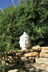 jardin zen avec une statue de Bouddha