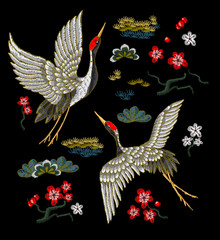 Japońskie białe żurawie z czerwonymi kwiatami. Wektor haftu. - 159859885