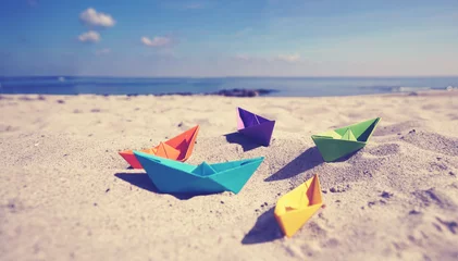 Poster Im Rahmen kleine bunte Papierboote am Strand © Jenny Sturm