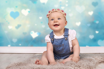 kleines Baby auf weichen Fell - lachend
