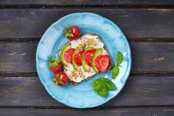 Brot mit Quark, Erdbeeren, Avocado und Nüssen
