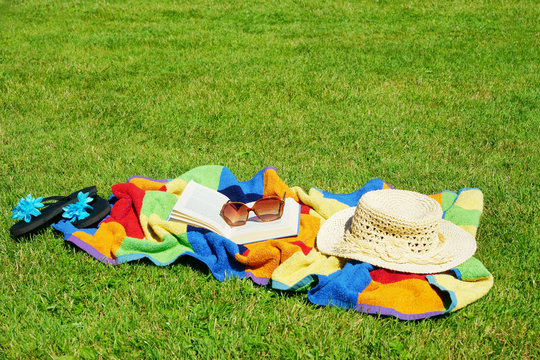 Urlaub, Freizeit, Wochenende, Feierabend, Wiese, Badetuch, Sonnenhut, Entspannung, Textraum, copy space