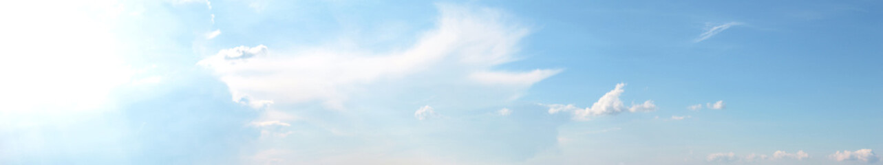 Template con nuvole nel cielo azzurro