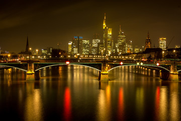 Fototapeta na wymiar Frankfurter Skyline bei Nacht - Bankenviertel