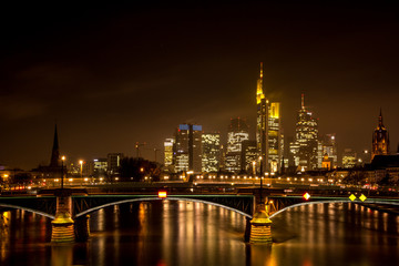 Naklejka na ściany i meble Frankfurter Skyline bei Nacht