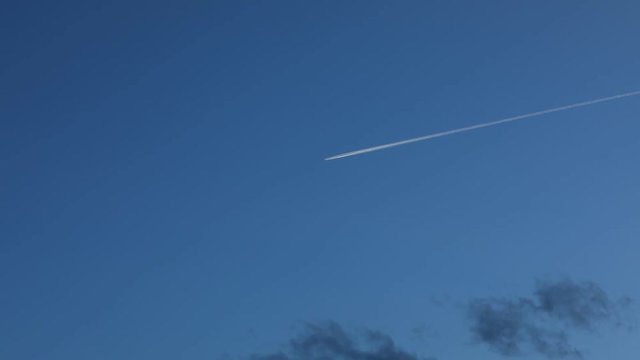Nuages noirs dans le ciel orageux. Timelaps des nuages avec un ciel bleu durant le coucher de soleil. 1 minute Timelapse