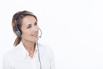 femme avec un casque micro sur les oreilles 