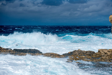 Brandung felsige Küste Insel Gozo Mittelmeer