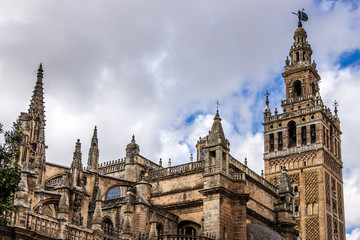 Fototapeta na wymiar Kathedrale von Sevilla mit der Giralda