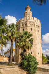 Fototapeta na wymiar Der Torre del Oro gehörte zur Stadtbefestigung des historischen Sevilla