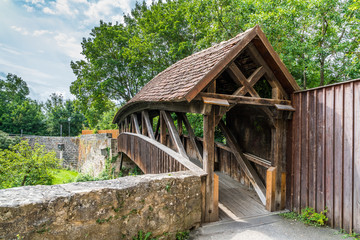 Kleine Holzbrücke bietet Zugang zur Spitalbastei in Rothenburg ob der Tauber