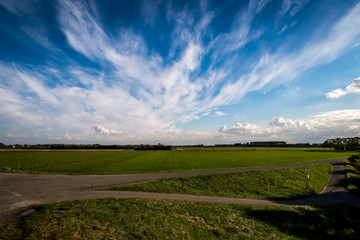 Fototapeta na wymiar Weite Wiesen mit blauem Himmel in Holland
