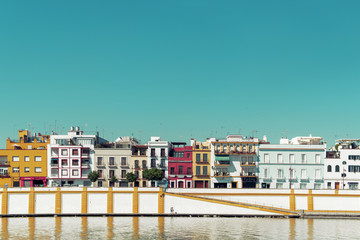 Paisaje colorido de Triana, junto al río Guadalquivir, uno de los sitios más bonitos de Sevilla, en España.