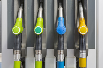 Zapfhähne an einer französischen Tankstelle