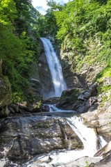Красивый вид на большой водопад в живописном горном ущелье, дикая природа, Кавказ, Грузия