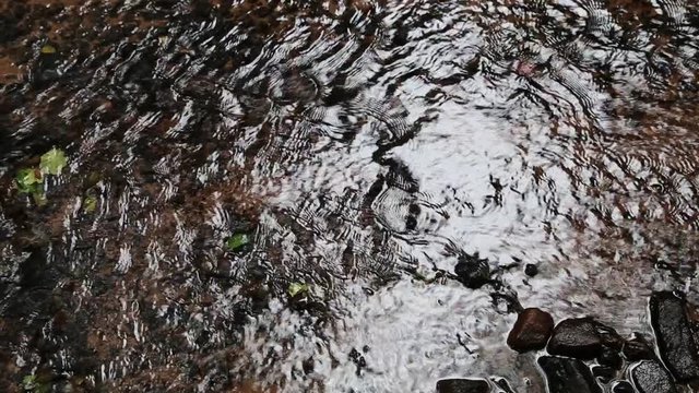 Wasser sprudelt in Kurzvideo durch eine Furt