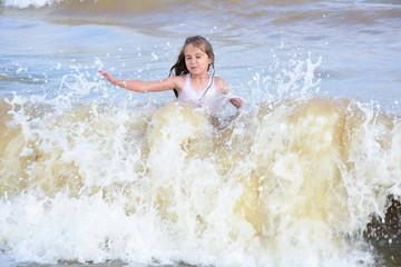 девочка и океан с большими волнами