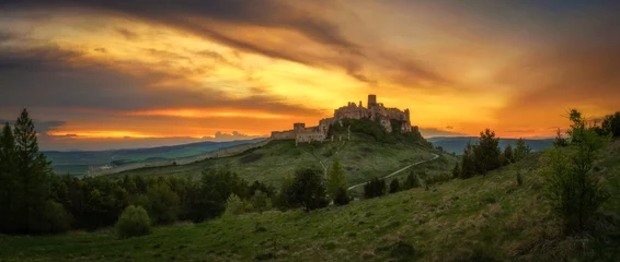Papier Peint photo Rudnes Dramatic sunset over the ruins of Spis Castle in Slovakia