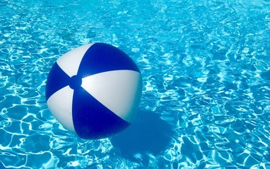 Ball im Pool im Wasser mit Textfreiraum