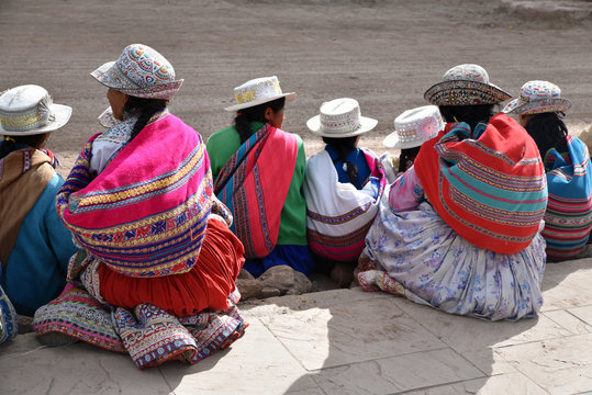 Péruviennes en costume traditionnel au marché de CVhivay au Pérou