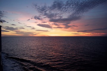 Puesta de sol atardecer en alta Mar