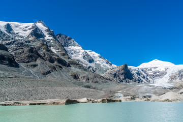 Fototapeta na wymiar Gletschersee am Fuße des Großglockners in Österreich