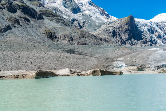 Gletschersee mit versandeten Eisschichten am Fuße des Großglockners