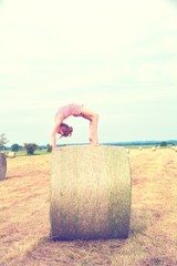 Junges Mädchen macht draußen Sportübungen