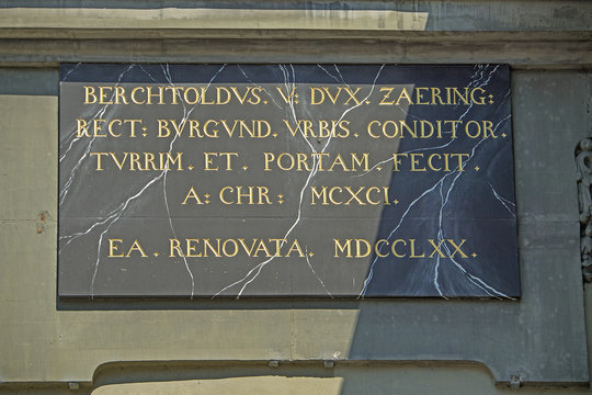 Lateinische Inschrift am Zytgloggeturm in Bern erinnert an den Stadtgr&uuml;nder Berchtold von Z&auml;hringen, Schweiz