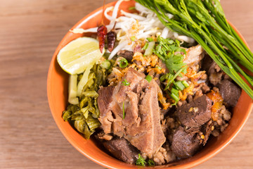 Rice noodles with spicy pork sauce
