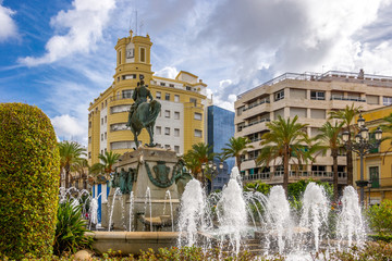 Fototapeta na wymiar Springbrunnen auf em Plaza del Arenal in Jerez de la Frontera