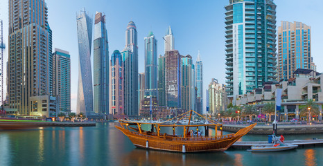 Fototapeta na wymiar Dubai - The evening Marina.